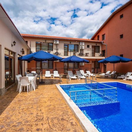 Family Hotel Preslav Екстер'єр фото