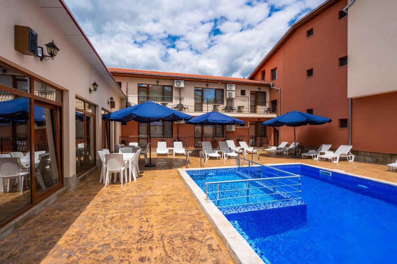 Family Hotel Preslav Екстер'єр фото