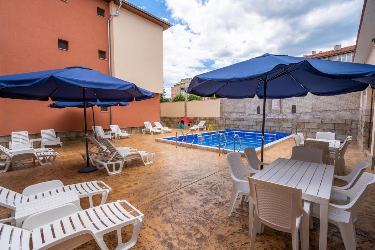 Family Hotel Preslav Екстер'єр фото