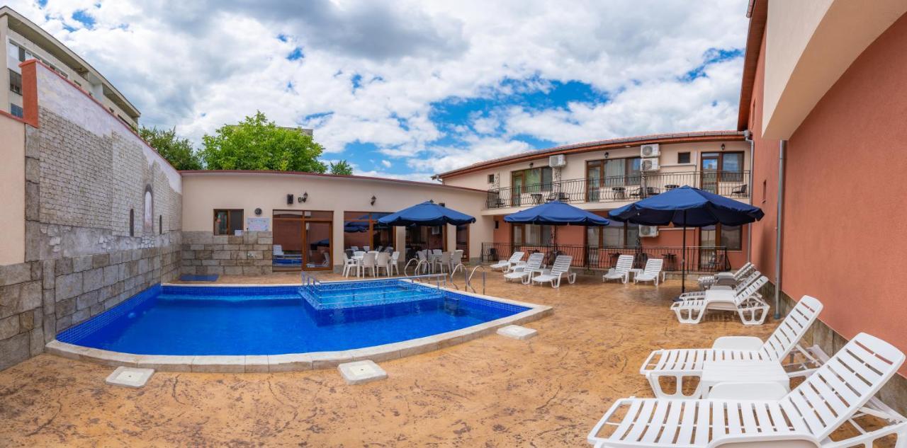 Family Hotel Preslav Екстер'єр фото