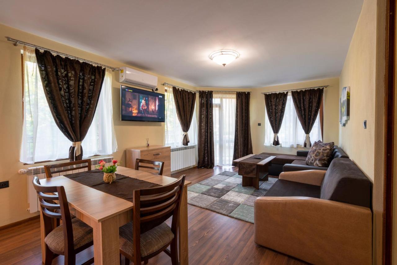 Family Hotel Preslav Екстер'єр фото
