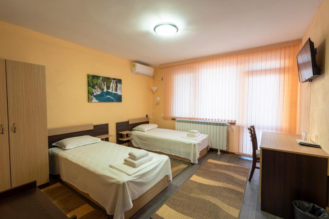 Family Hotel Preslav Екстер'єр фото